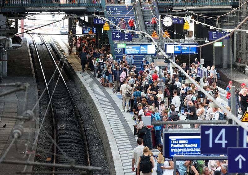 Fahrgäste warten an einem Gleis im Hamburger Hauptbahnhof.