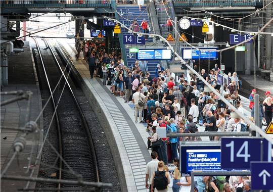 Fahrgäste warten an einem Gleis im Hamburger Hauptbahnhof.