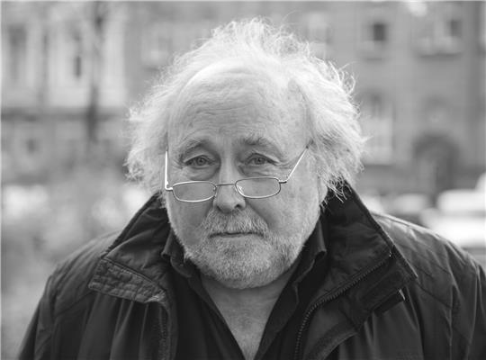 Der Hamburger Liedermacher und Kabarettist Hans Scheibner ist tot. Er starb am Montag im Alter von 85 Jahren nach kurzer schwerer Krankheit, wie seine Familie am Mittwochabend der Deutschen Presse-Agentur mitteilte. Foto: Daniel Bockwoldt/dpa