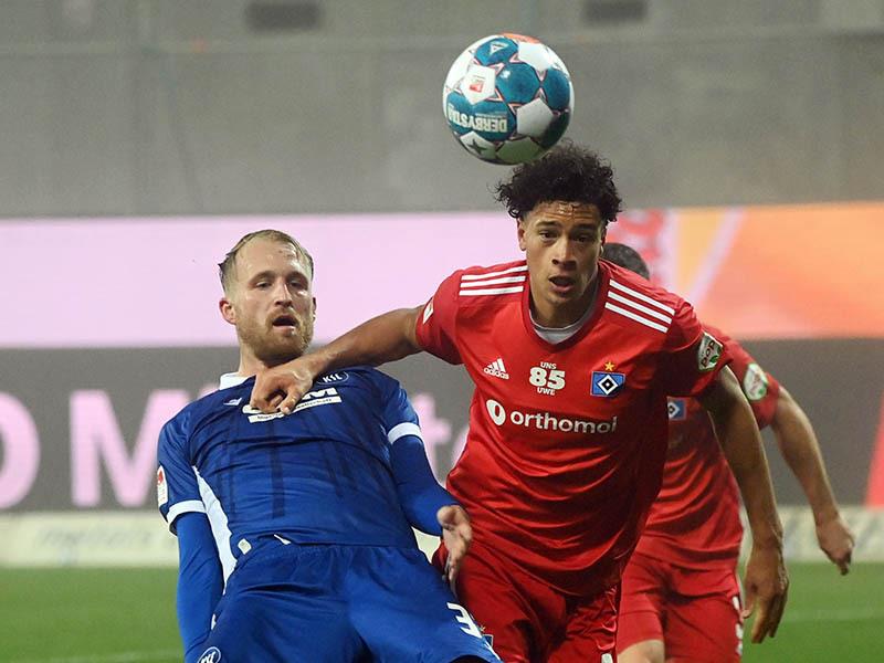 Der Hamburger Moritz Heyer (r) und der Karlsruher Philipp Hofmann kämpfen um den Ball. Foto: Uli Deck/dpa