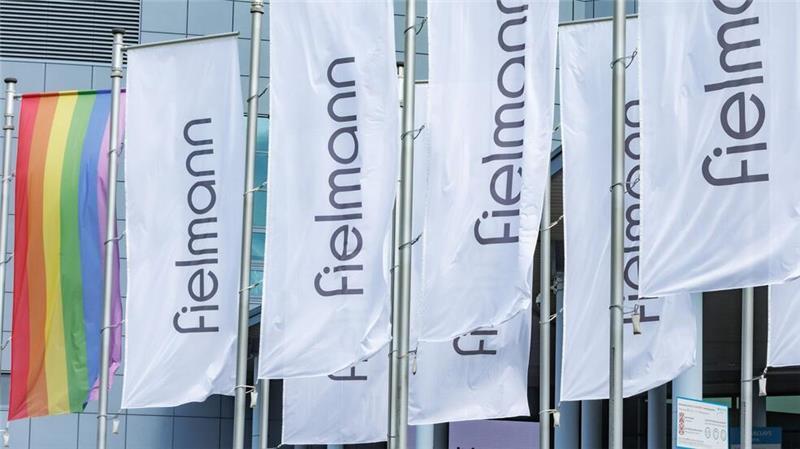 Fielmann hebt Dividende an Der Hamburger Optiker-Konzern Fielmann will dank gut laufender Geschäfte die Dividende für die Aktionäre anheben. (Archivbild)