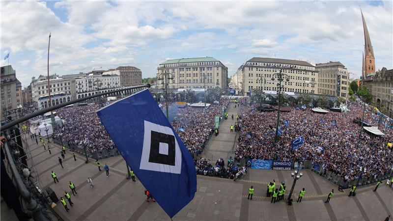 HSV-Aufstiegsfeier: Polzin verspricht neuen HSV Der Hamburger SV feiert mit Tausenden Fans den Aufstieg in die Fußball-Bundesliga.