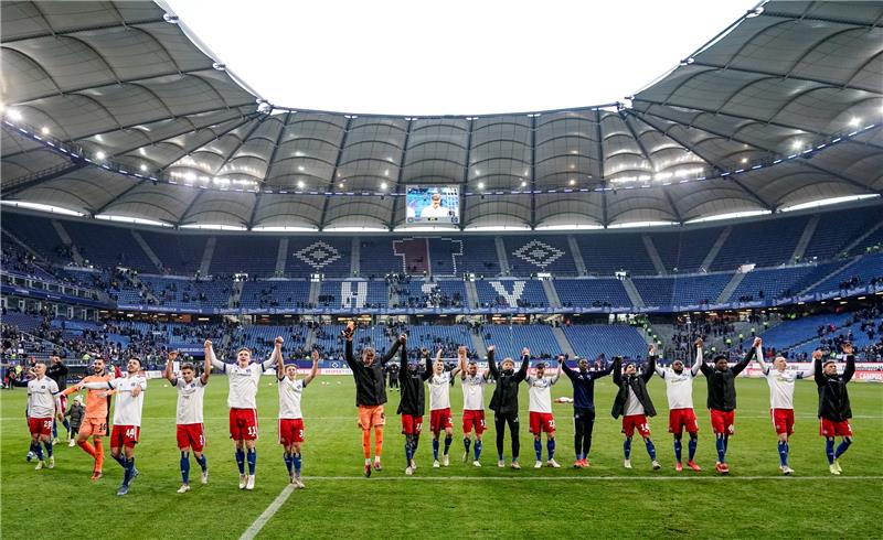 Der Hamburger SV nach seinem letzten Heimsieg. Foto: Axel Heimken/dpa
