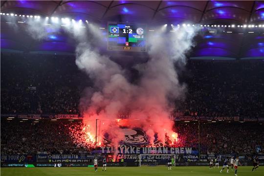 Der Hamburger SV schlägt ein Pilotprojekt zur Legalisierung von Pyrotechnik in Fußball-Stadien vor.