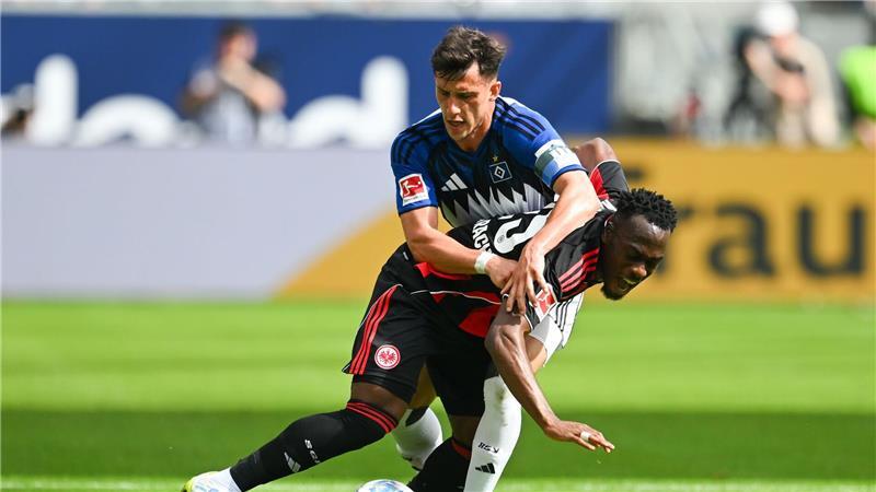 Der Hamburger SV um Nicolas Capaldo (hinten) zeigte gegen Eintracht Frankfurt Comeback-Qualitäten.