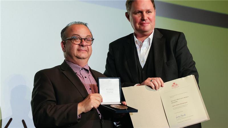 Der Hamburger Senat verleiht künftig anstelle der Senator-Biermann-Ratjen-Medaille die Medaille für Kunst und Kultur in Hamburg: 2021 wurde Filmfestleiter Albert Wiederspiel (l) von Hamburgs Kultursenator Carsten Brosda geehrt. (Archivbild)