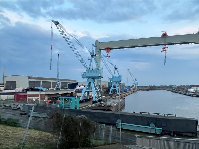 Hamburg will Pella-Sietas-Werft für Airbus kaufen Der Hamburger Senat will einen Teil des Geländes der insolventen Pella Sietas-Werft an Firmen verpachten - unter anderem an Airbus. Foto: Vasel
