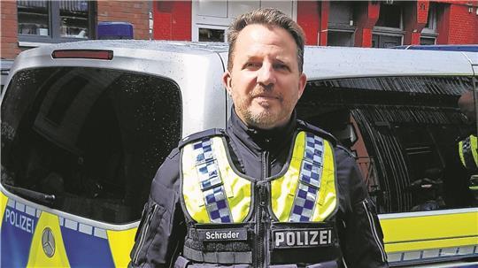 Der Hamburger Thomas Juch schlüpft gerne in verschiedene Rollen. Auch als Polizist hat er schon vor der Kamera agiert.