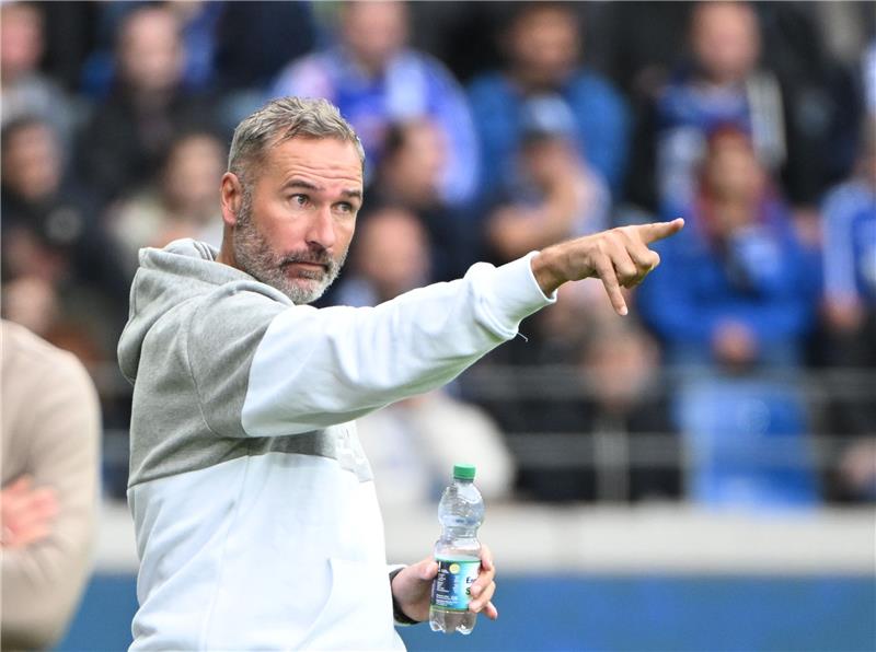 Trainer Walter benennt HSV-Problemzone und bittet um Verständnis Der Hamburger Trainer Tim Walter. Tim Walter setzt im DFB-Pokal auf Matheo Raab. Foto: Uli Deck/dpa