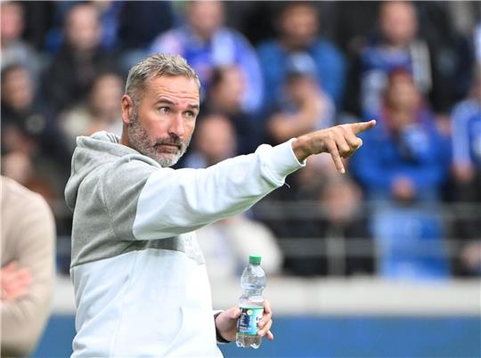 Der Hamburger Trainer Tim Walter. Tim Walter setzt im DFB-Pokal auf Matheo Raab. Foto: Uli Deck/dpa