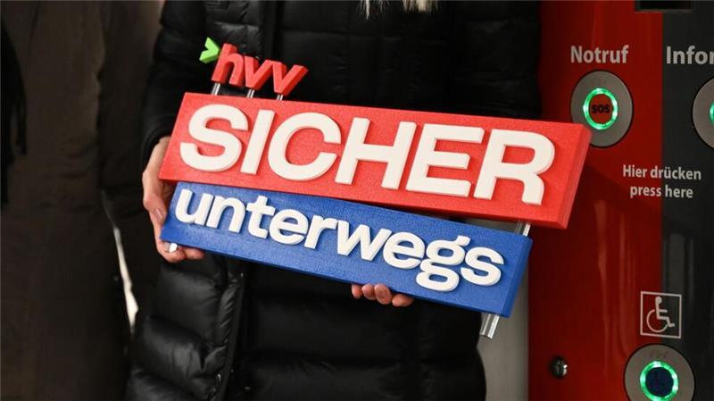 Der Hamburger Verkehrsverbund bewirbt das Heimwegtelefon im Rahmen der Kampagne „Sicher unterwegs“. (Archivbild)