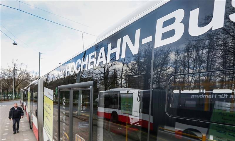 Der Hamburger Verkehrsverbund hat sein Verkehrskonzept zum G-20-Gipfel vorgestellt. Unter anderem gibt es bei den Buslinien erhebliche Einschränkungen. Die U- und S-Bahnen fahren aber wie gewohnt. Der ADAC warnt vor Chaos auf den Straßen. F