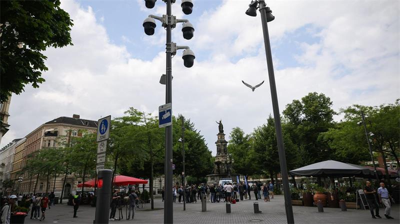Alkoholverbot in Hamburg St. Georg tritt in Kraft Der Hansaplatz im Hamburger Stadtteil St. Georg wird bereits KI-gestützten Kameras überwacht. (Archivbild)