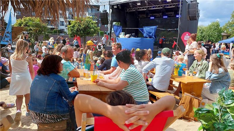 Maritimes Spektakel mit Beachparty und Stargast am Buxtehuder Hafen Der Hanse Beach sorgt für Urlaubsfeeling.