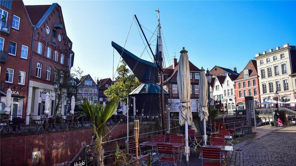 Der Hansehafen und sein Fischmarkt sind ein Hauptanlaufpunkt für Touristen, die ...