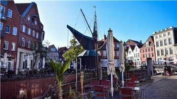 Der Hansehafen und sein Fischmarkt sind ein Hauptanlaufpunkt für Touristen, die schlemmen, bummeln oder fotografieren wollen. Früher wurden am Fischmarkt nur Hökerwaren wie Butter, Käse, Eier und Gemüse verhökert.