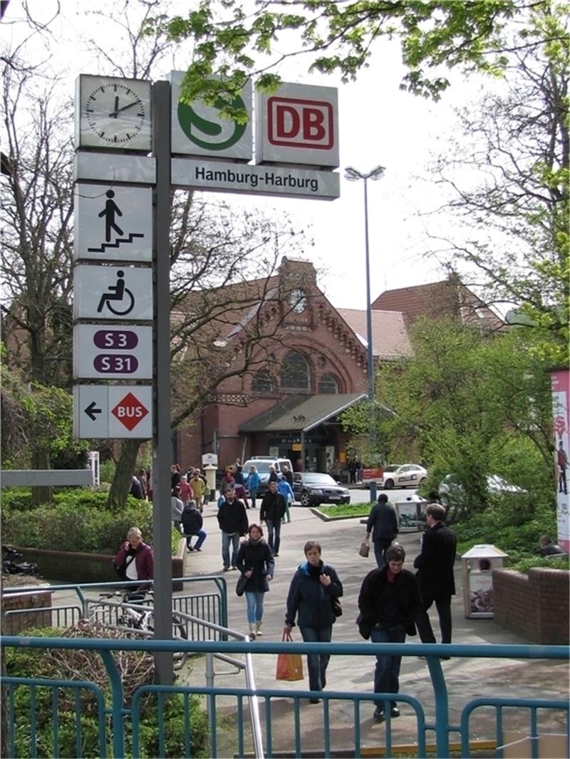 Der Harburger Bahnhof sowie der S-Bahn-Haltepunkt werden täglich von rund 80 000 Reisenden und Pendlern frequentiert. Foto: Lepél