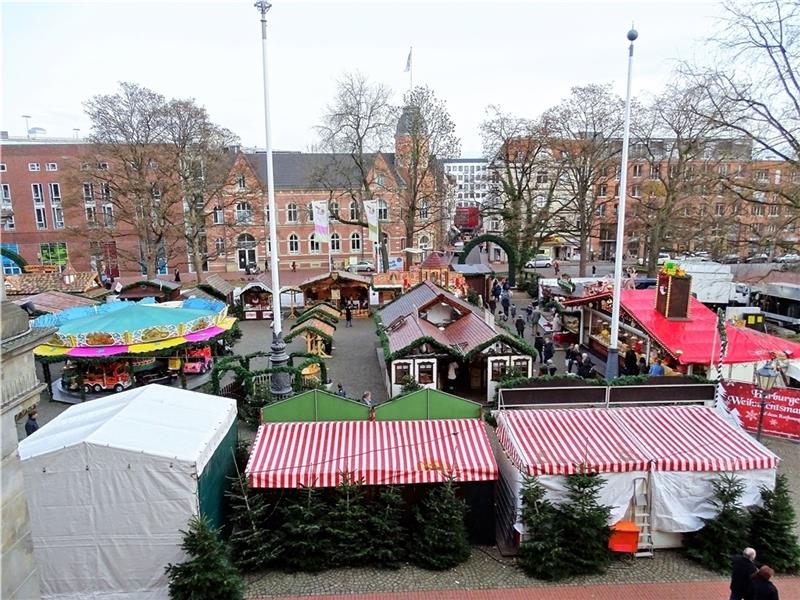 Der Harburger Weihnachtsmarkt vom Rathaus aus gesehen. Foto: Lepél