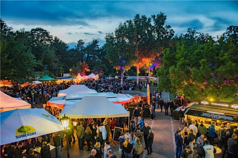 Bier-Exoten und Livemusik locken in Harsefelder Klosterpark Der Harsefelder Bierzauber lockt in den Klosterpark. Foto: Stadtmarketing/Elsen