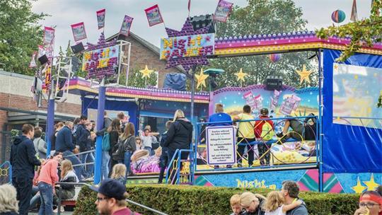 Der Harsefelder Herbstjahrmarkt verwandelt die Marktstraße wieder in eine bunte Jahrmarktmeile mit vielen Fahrgeschäften.