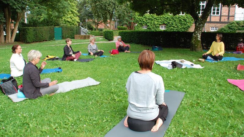Der Harsefelder Klosterpark bietet eine idyllische Kulisse für die Yoga-Stunde unter freiem Himmel.