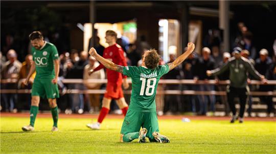 Der Harsefelder Nico Osuch bejubelt den Derbysieg auf eigener Anlage.