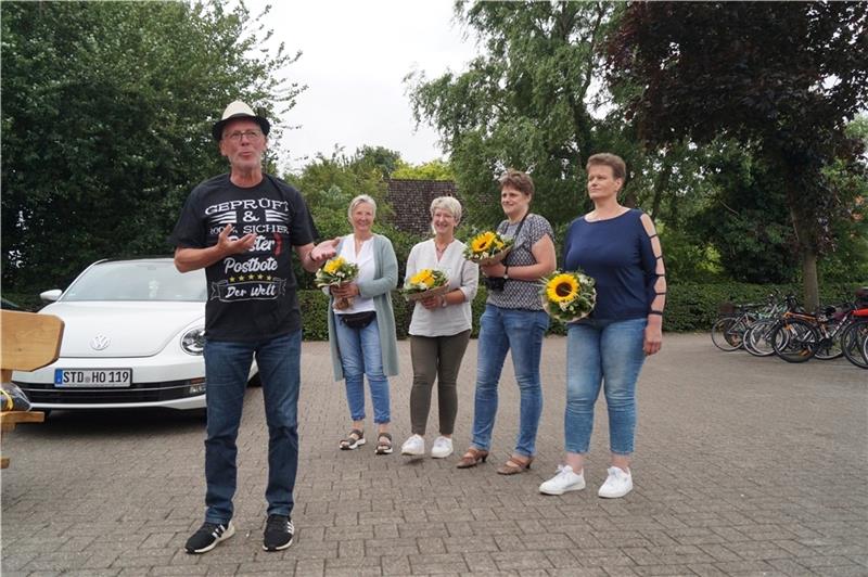 Harsefelder Postbote „Jollo“ wird zum Abschied gefeiert Der Harsefelder Postbote Jollo wurde nach seinem letzten Arbeitstag mit einer Party überrascht. Foto: Privat
