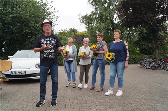 Der Harsefelder Postbote Jollo wurde nach seinem letzten Arbeitstag mit einer Party überrascht. Foto: Privat