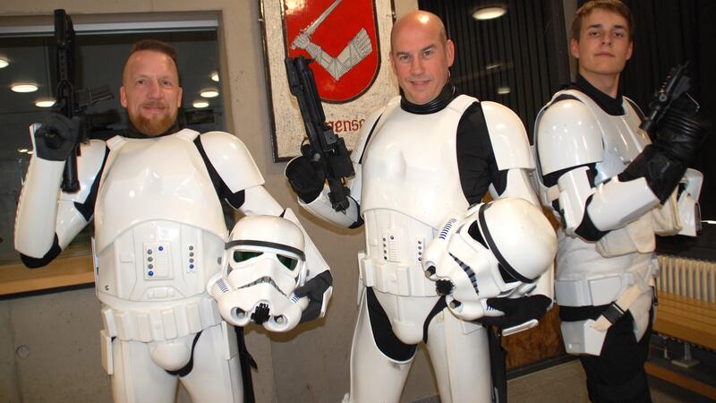 Stormtrooper und Jedi-Ritter entern die Oberschule in Apensen Der Harsefelder „Star Wars“-Fan Christian Langen (links) verstärkt erstmals Alexander Lück und Sohn Bennet von der 501st Legion.