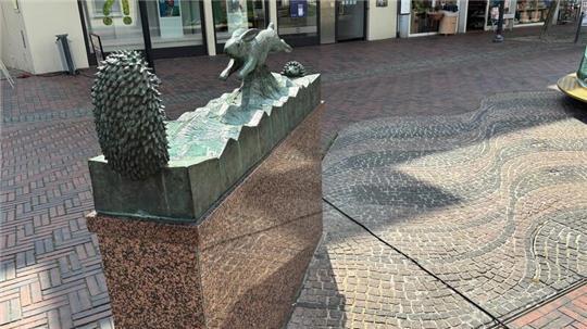 Der Has‘-und-Igel-Brunnen in der Buxtehuder Fußgängerzone ist eine Skulptur aus Bronze und Stein. Auf der Fläche rechts neben der Skulptur sollen eigentlich Wasserfontänen sprudeln.