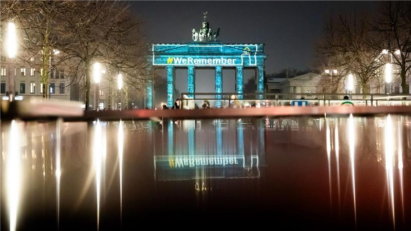 Der Hashtag „#WeRemember“ wird anlässlich des Internationalen Tags des Gedenkens an die Opfer des Holocaust auf das Brandenburger Tor projiziert.