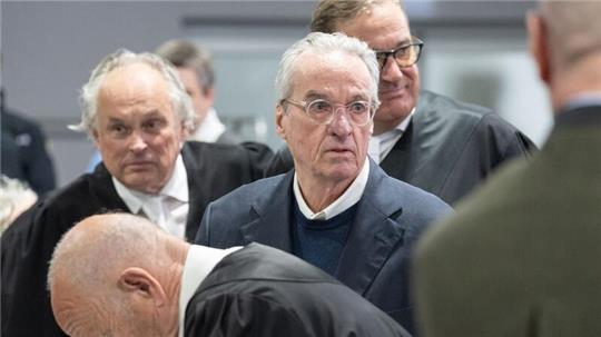 Der Hauptangeklagte Heinrich XIII. Prinz Reuß (M.) zwischen seinen Verteidigern.