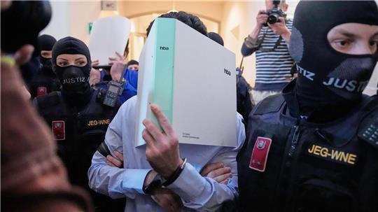 Der Hauptangeklagte im Terrorprozess um die abgesagten Taylor-Swift-Konzerte in Wien will sich laut Anwältin großteils schuldig bekennen. 