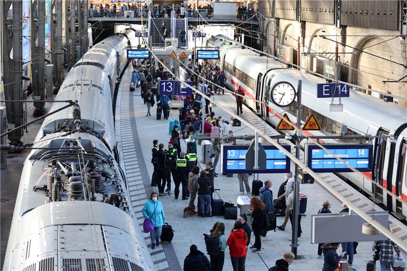 Wann der Umbau des Hamburger Hauptbahnhofs starten soll Der Hauptbahnhof gilt mit derzeit 550.000 Reisenden täglich als stark überlastet. Foto: dpa