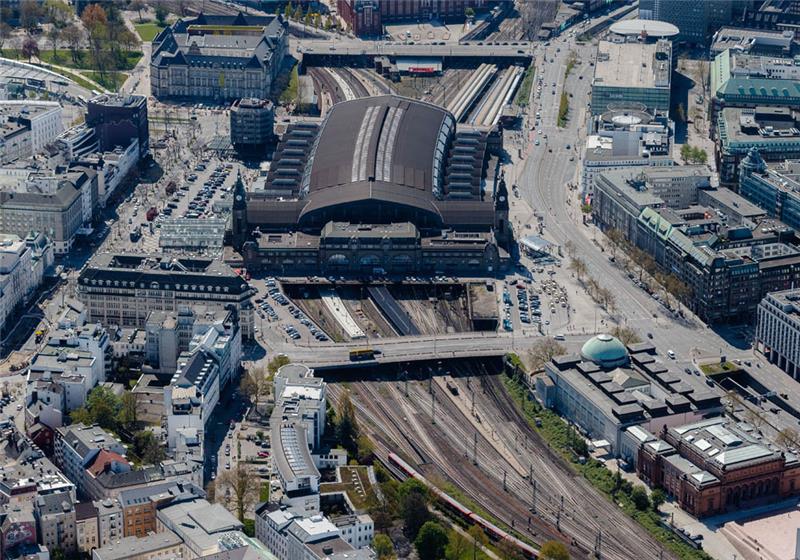Der Hauptbahnhof in Hamburg ist von Norden aus im Stadtteil St. Georg zu sehen. Foto: Markus Scholz/dpa