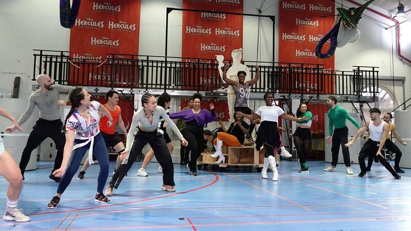 Countdown für Disney-Musical „Hercules“ in Hamburg Der Hauptdarsteller Benét Monteiro (M) steht bei einer Probe gemeinsam mit weiteren Ensemble-Mitgliedern auf der Probebühne des Stage Theaters Neue Flora.