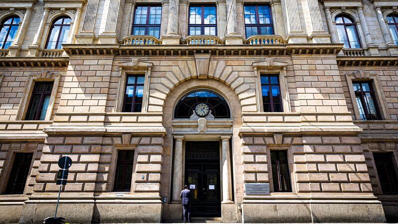 Angeklagter Frauenarzt nicht zum Prozessauftakt erschienen Der Haupteingang des Landgerichts Braunschweig.