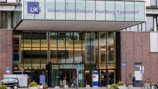 Der Haupteingang des UKE - Universitätsklinikum Hamburg-Eppendorf - wird durch Neonröhren beleuchtet.