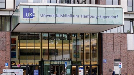 Der Haupteingang des UKE - Universitätsklinikum Hamburg-Eppendorf - wird durch Neonröhren beleuchtet.