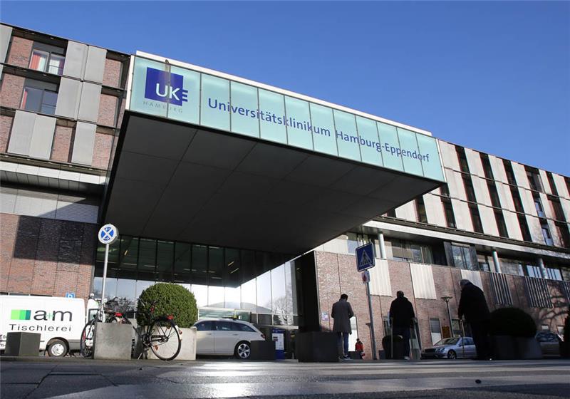 Der Haupteingang des Universitätsklinikums Hamburg-Eppendorf (UKE). Foto: Bodo Marks/dpa