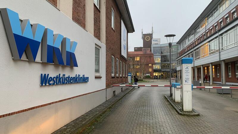 Der Haupteingang des Westküstenklinikums Heide.