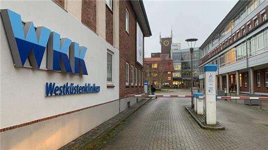 Der Haupteingang des Westküstenklinikums Heide.