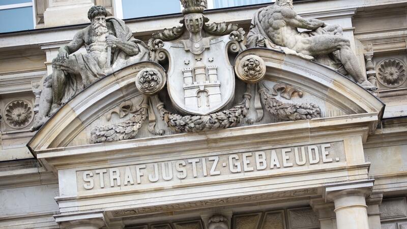 Drei Jahre Haft für Masseur wegen Vergewaltigung Der Haupteingang zum Strafjustizgebäude.
