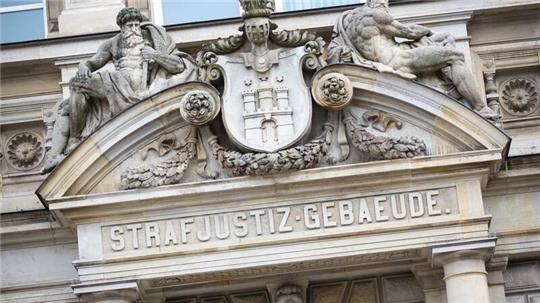 Der Haupteingang zum Strafjustizgebäude.