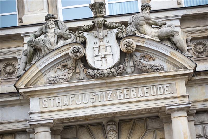 Der Haupteingang zum Strafjustizgebäude. Foto: Christian Charisius/dpa