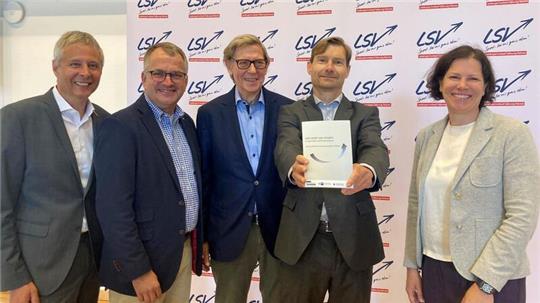 Der Hauptgeschäftsführer der Handwerkskammer Schleswig-Holstein bei einem Termin.