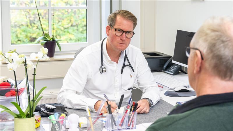 Der Hausarzt oder die Hausärztin spielt eine zentrale Rolle bei der Nachsorge von Schlaganfall-Patientinnen und Patienten.
