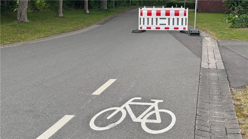 In den Ferien wird saniert: Vollsperrungen und Umwege auf der Geest Der Heckenweg in Bargstedt ist nur kurz für die Durchfahrt gesperrt.