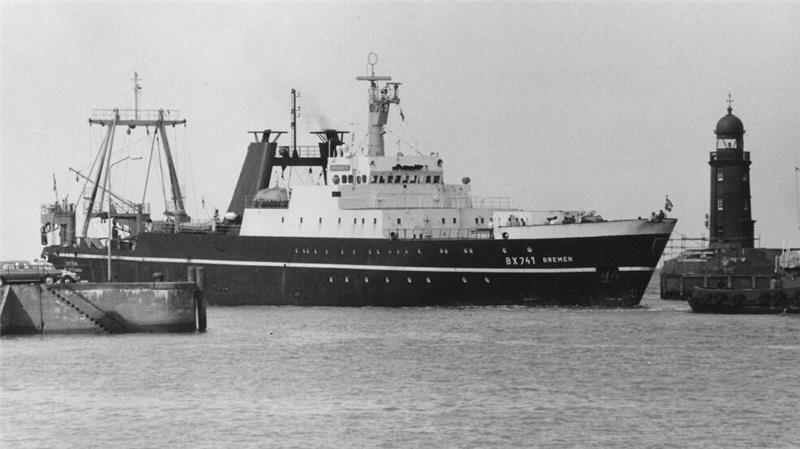 Der Heckfänger „Bremen“ passiert die Mole – und Ralf Witthohn hat es festgehalten.