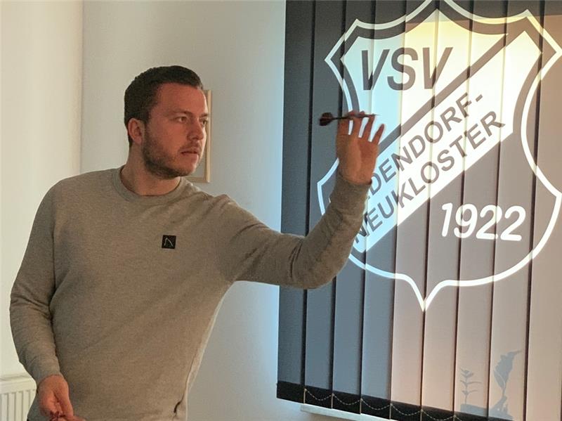 Neue Dart-Abteilung bei den VSV: Ein Hauch Ally Pally in Hedendorf Der Hedendorfer Fußballer Jerome Kröger weiht eines der neuen Dartspielfelder im VSV-Treff ein. Foto: Stahmann